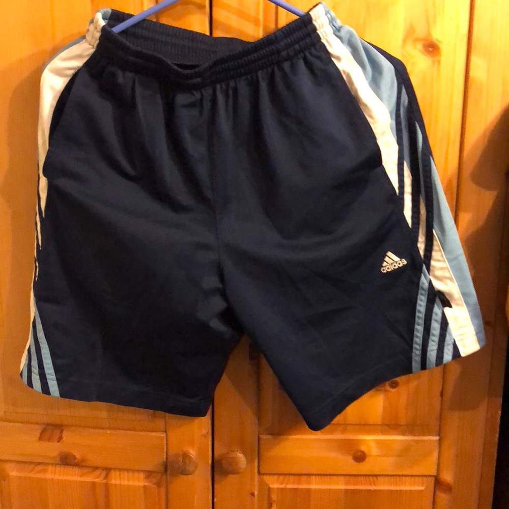 Adidas blue shorts size L has pockets